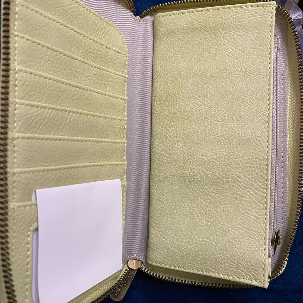 Thirty-One Wallet with Wristlet Strap. - Picture 4 of 6